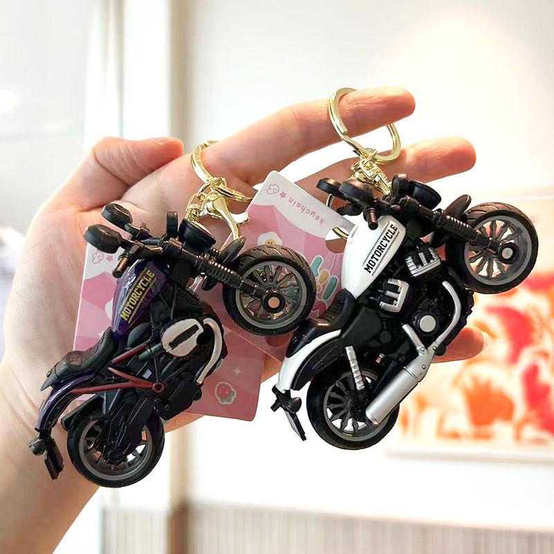 Entzückender Cartoon Motorrad Schlüsselanhänger Niedliches Legierungsspielzeug für Studenten und Paare