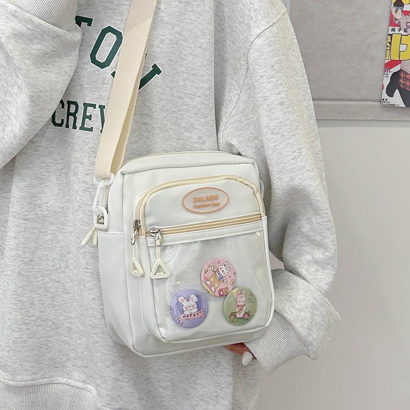 Eine süße und farblich abgesetzte Umhängetasche mit einem einzelnen Schultergurt