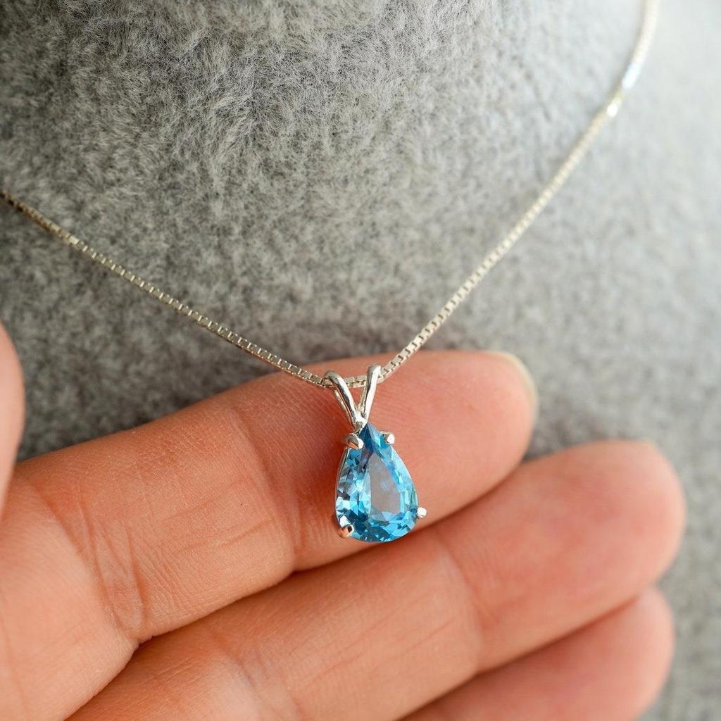 Halskette mit Anhänger aus 925er Sterlingsilber mit London-Blautopas in Tropfenform, in Geschenkverpackung