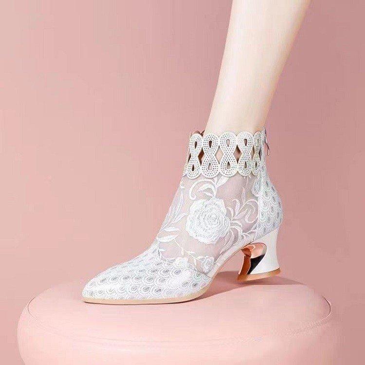 

Высокий каблук 5,5 см, большой размер 41, белые сетчатые ботинки на высоком каблуке, женские сандалии, сандалии с кружевной вышивкой, женские одинарные ботинки на толстом каблуке с острым носком 39