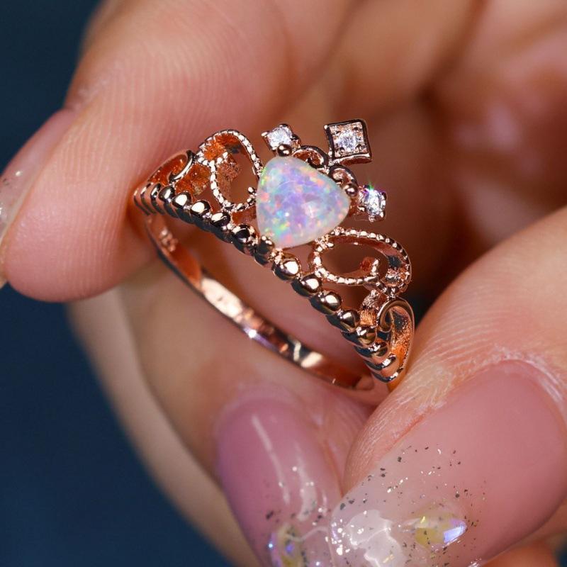 

Wih rose gold heart-shaped Orbo crown ring is fresh and sweet. No. 10