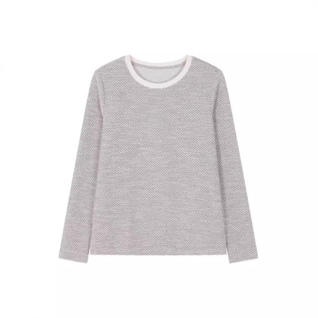 Duftendes, texturiertes, gestricktes Langarm-T-Shirt im Herbst. Neues, legeres T-Shirt mit Rundhalsausschnitt und mehreren Lagen