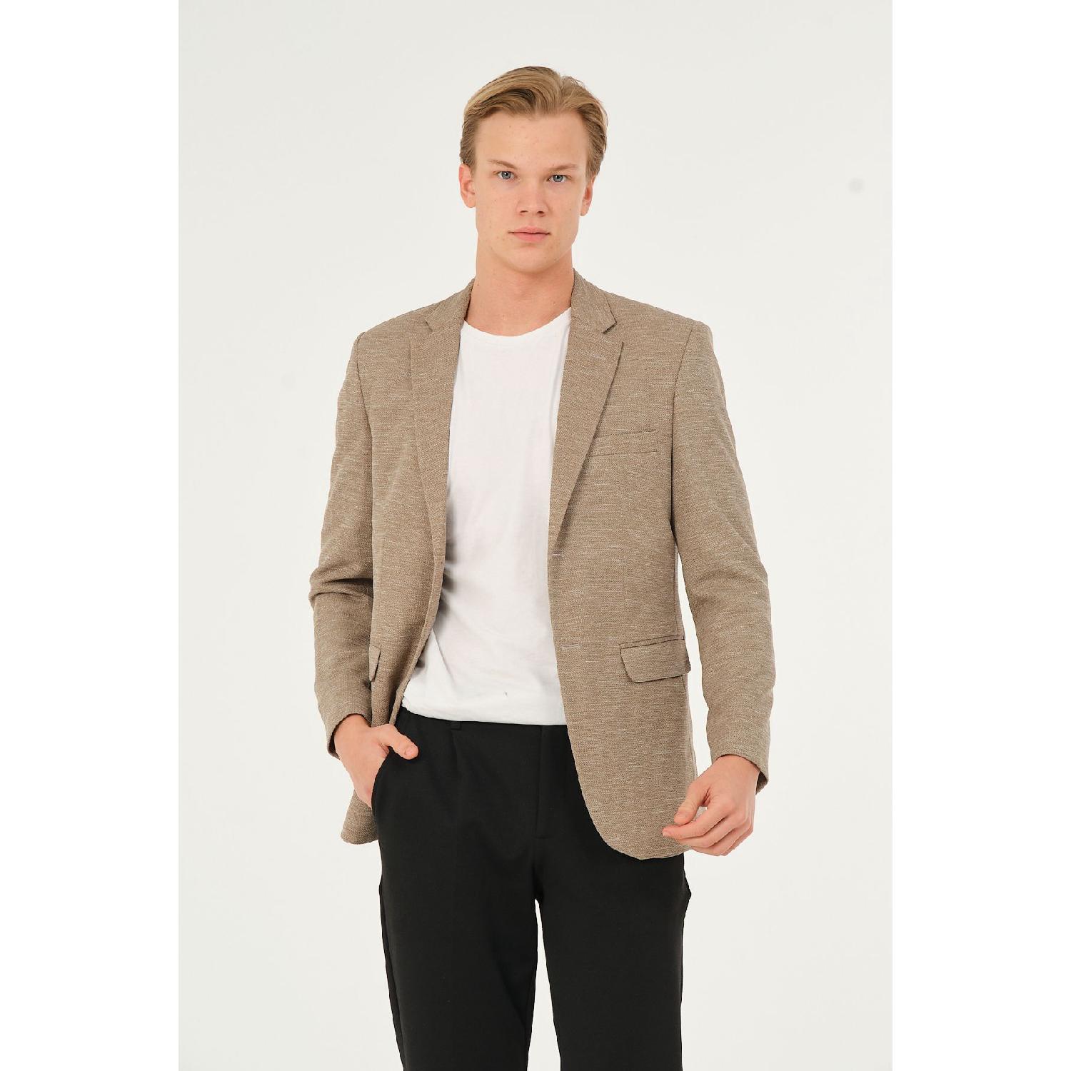 

Светло-коричневый приталенный классический пиджак обычного кроя на подкладке 48