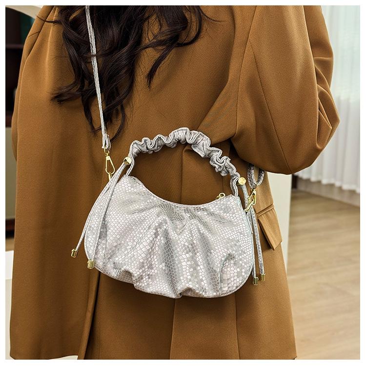 

2025 новая сумка большой вместимости женская нишевый дизайн Сен Мэн летняя на плечо кроссбоди круассан для поездок на работу сумка-пельмень серебряный