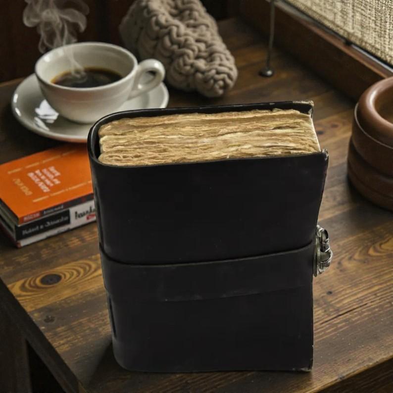 Diário de Couro Preto 5×7” | Diário de Papel Feito à Mão com Borda Irregular 200 Páginas | Caderno de Couro Vintage com Envolvimento | Caderno de Viagem para Escrita e Desenho