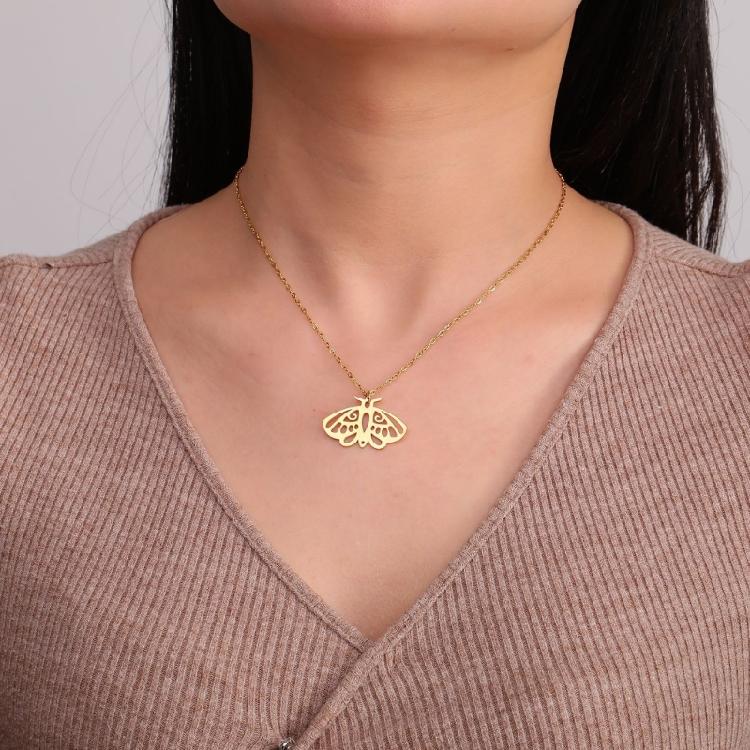 Unisex Aesthetic Punk Style Moth Necklace Elegant Gothic Style Necklace with Animal Pattern Pendant for Fashion Lovers