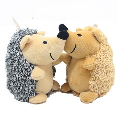 Haustier-Vokalspielzeug Igel. Hund benutzt es, um Langeweile zu vertreiben und auf dem Plüsch-Igelspielzeug zu kauen.