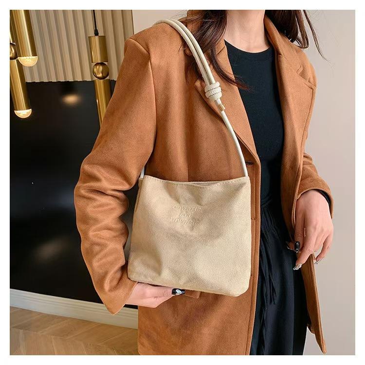 

Stylish and simple shoulder bag, retro personalized underarm bag, casual large-capacity women s bag, handbag, daily commuter bag.