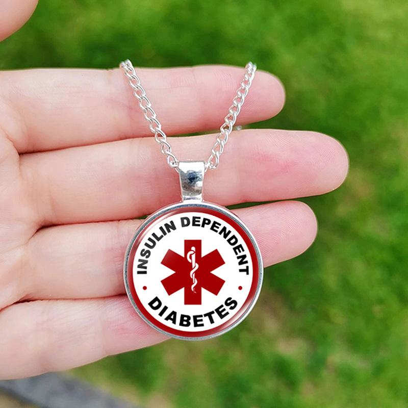 Type 1 Diabetes Halskjeder for Menn og Kvinner, Rødt Medisinsk Varselsymbol, Glass Sykdomsetikett, Høykvalitets Tilbehør