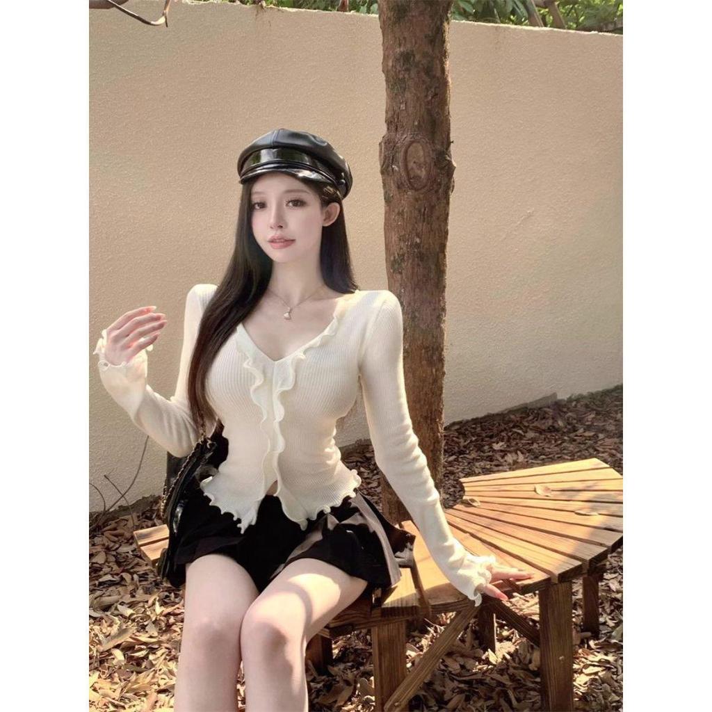 Autumn Pure Desire V-Neck Ruffle Trim Knitted Sweater for Women - Slim Fit, Long-Sleeve, Short Style