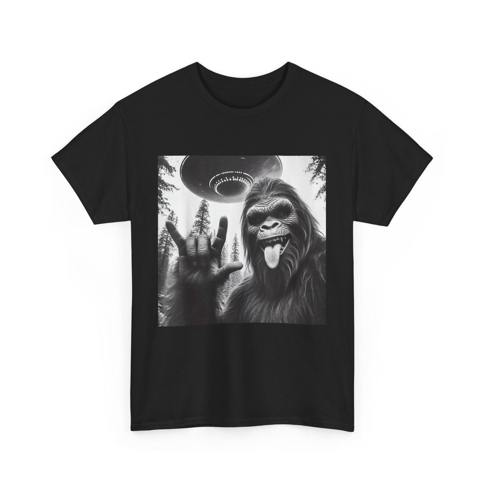 Funny Sasquatch Bigfoot Rock On Selfie With UFO Alien T-shirt S