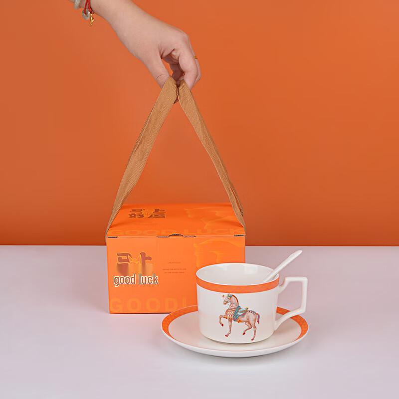 Ceramiczny zestaw filiżanki i spodka z koniem w galopie