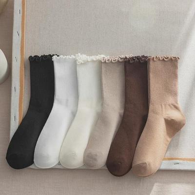 Weiße gerüschte Damen-Mittelrohrsocken aus reiner Baumwolle ohne Nähte, japanischer Stil, schwarze Spitze für alle Jahreszeiten.