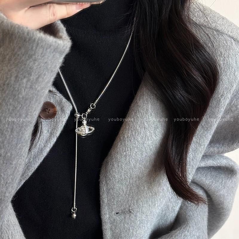 Collar Colgante Saturno de Perla con Cierre Deslizante Ajustable - Adecuado para Otoño e Invierno, Como un Accesorio a Juego para un Suéter. Estilo Femenino.