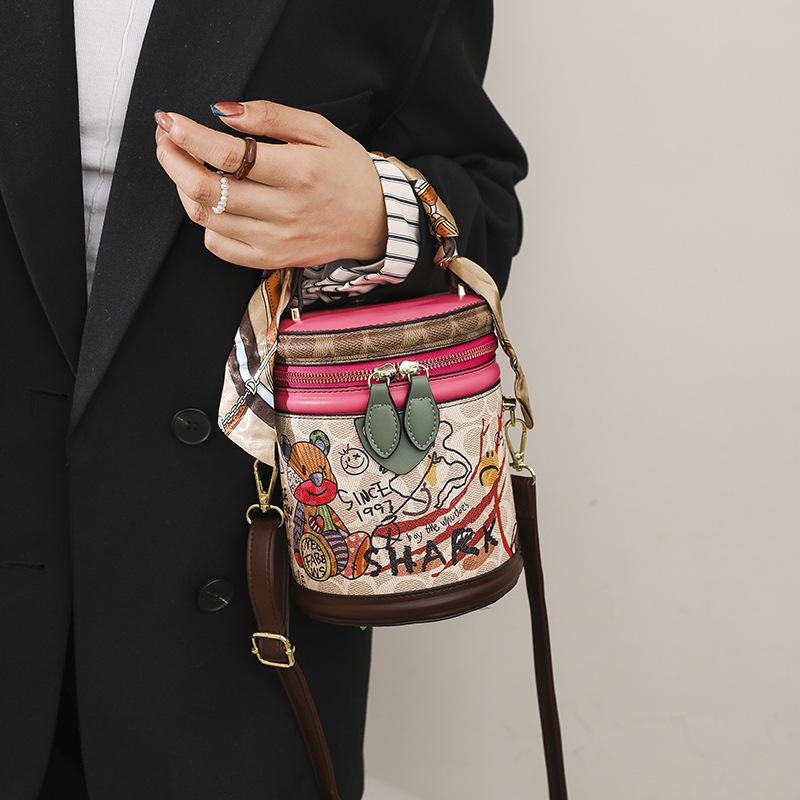 Pu Bag Women's Bag New Korean Version 2025 Fashion Printing Cartoon Bear Cute Girl Foreign Style Portable Cylinder Bag