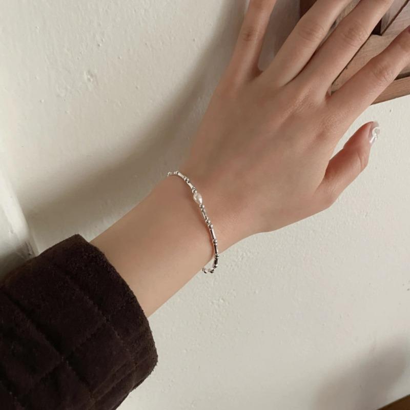 Bracelet Perle Irregulière Forme Spéciale Française Bracelet Femmes Niche Luxe Léger Exquis Doré Demi-Bracelet Bracelet Accessoires
