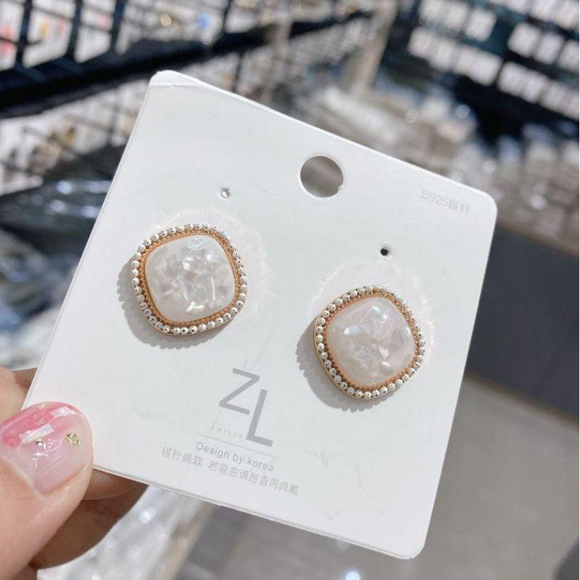 

S925 Silver Square Rhinestone Shell Earrings: Versatile, Exquisite, Cold Style Stud for Women