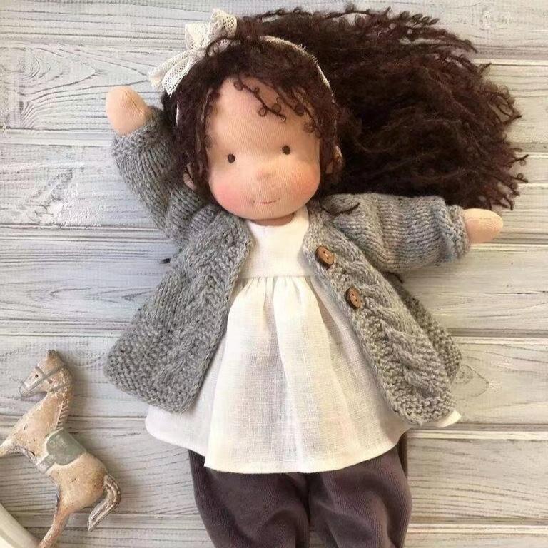 Păpușă Waldorf de 12 inchi, realizată manual, în rochie florală, cu pulover tricotat și eșarfă, cutie cadou pentru fete