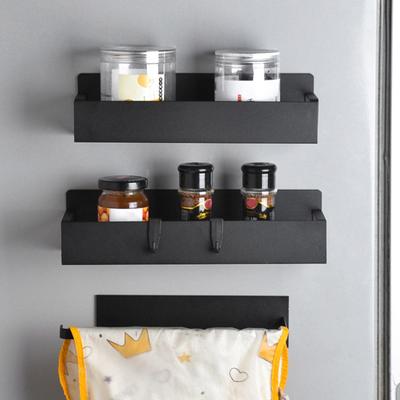 Porta spezie magnetico per frigorifero con ganci, design cavo, antiruggine, robusto, portante, grande capacità, ripiano per riporre le spezie in cucina