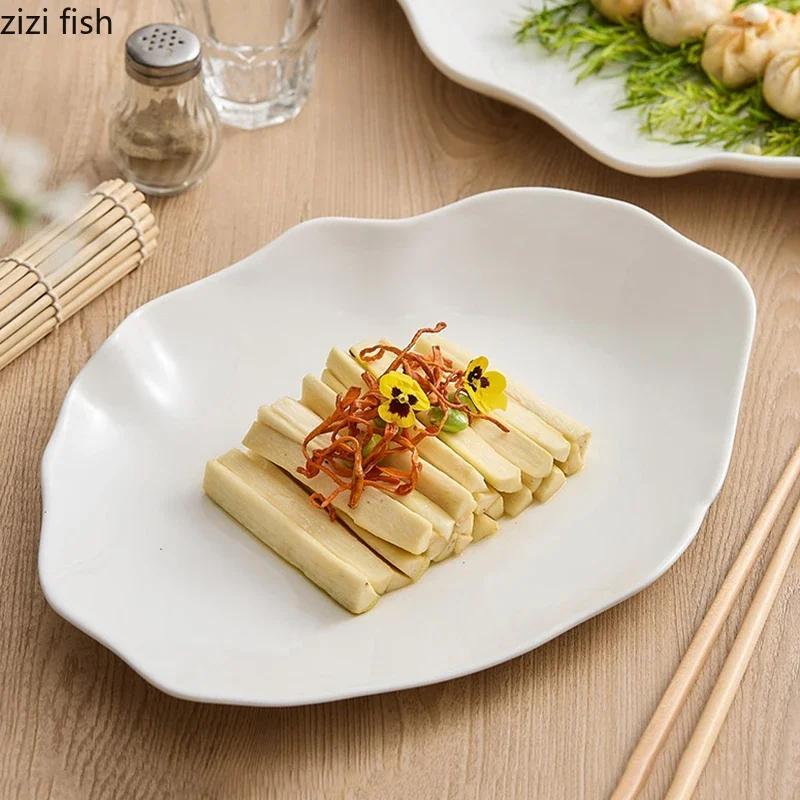 Nepravidelný čistě bílý keramický talíř restaurace salátový talíř těstovinový talíř dezertní talíře knedlíky talíře kreativní nádobí