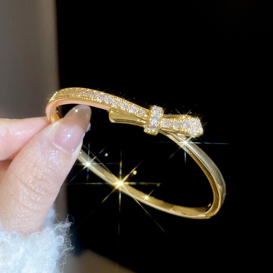 Elegant Geometric Rhinestone Zircon Buckle Bracelet: A Versatile and Luxurious Accessory for Women