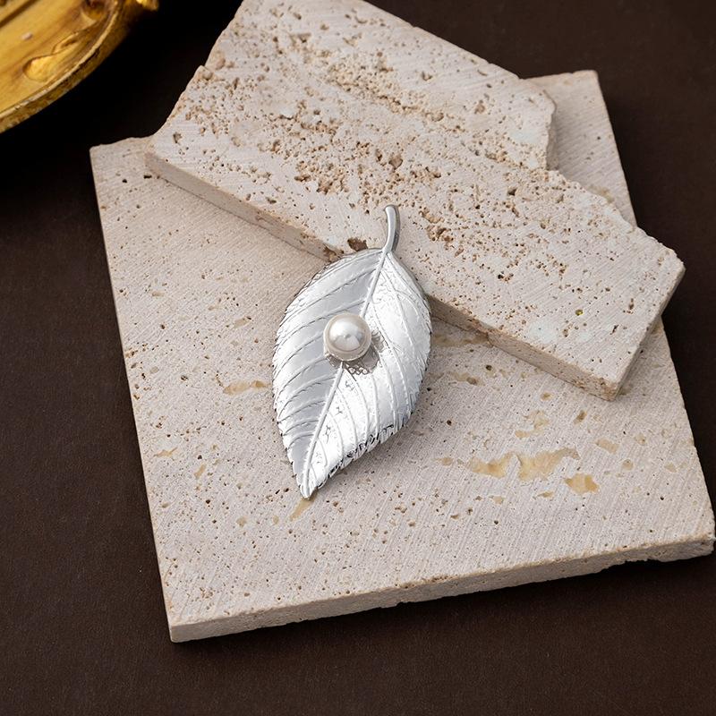 Retro Simple Personalized Leaf Brooch, Niche Exquisite High-End Pearl Clothing Accessories