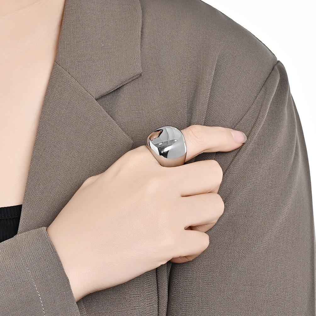 Beauty, Simplicity and Exaggeration, Mirror Titanium Steel Gold-plated Ring Ring, High-end Fashion Temperament, Wear Women's Hand Jewelry