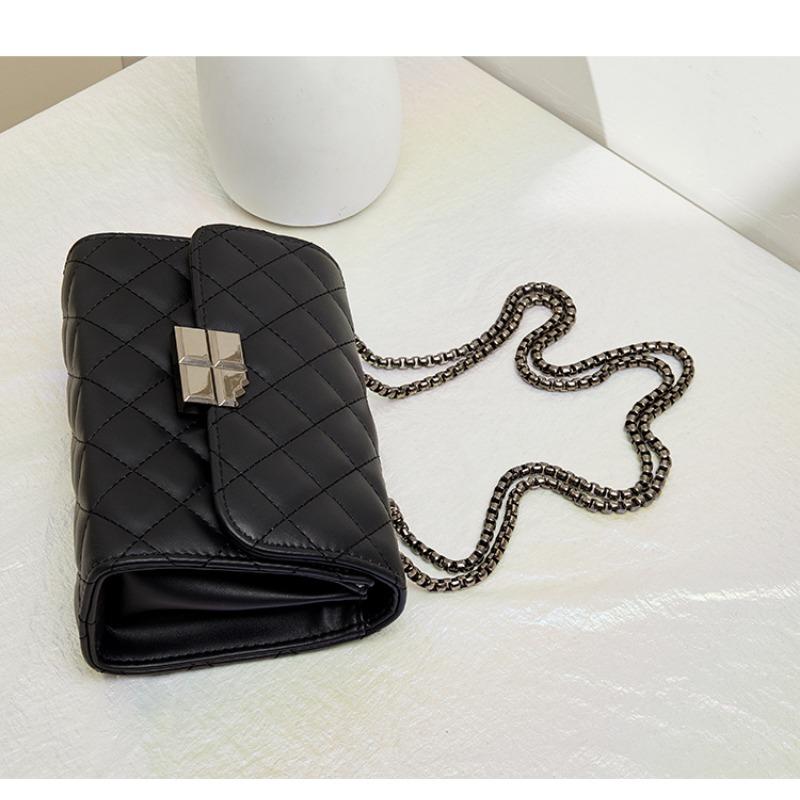 Everyday Shoulder Bag with Simple Design
