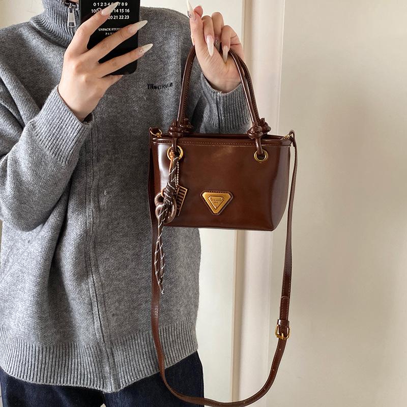 Simple and Stylish Handbag 2025 New Retro Texture Bucket Bag Trendy Solid Color Commuter Shoulder Oblique Span Bag