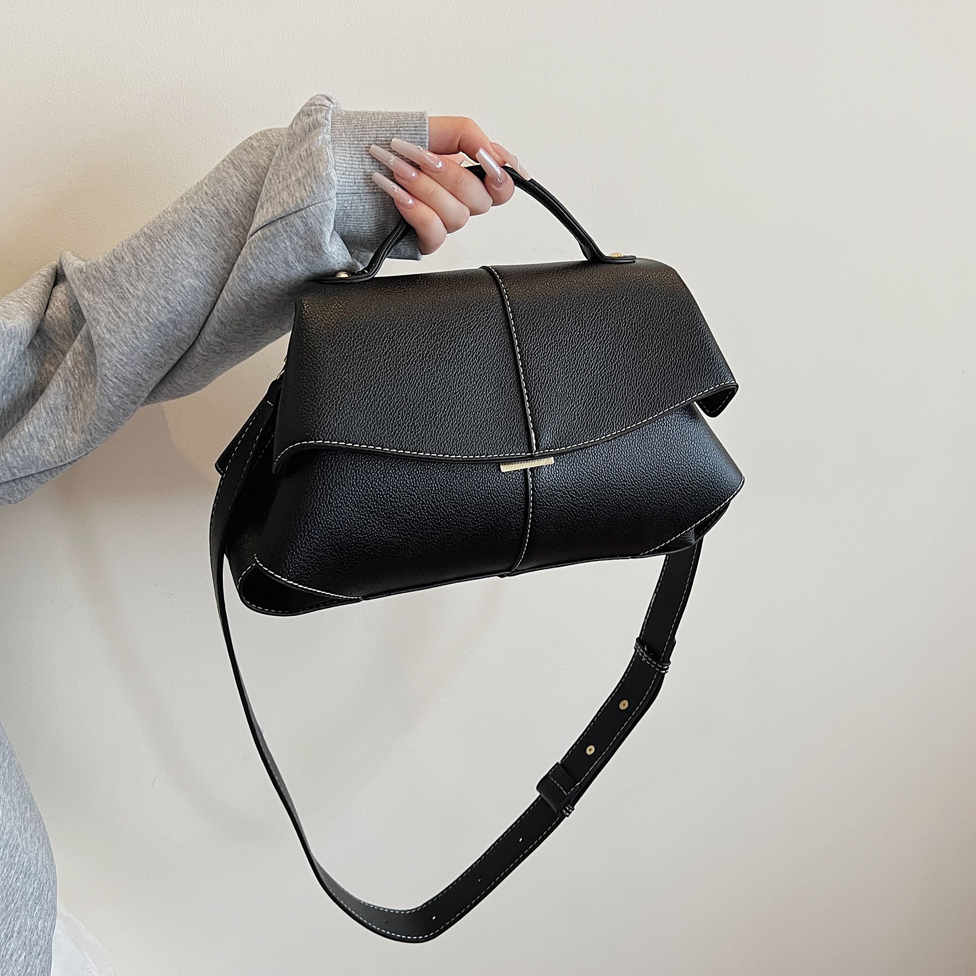 

Large Capacity Women s Small Square Bag New Niche Design for Work and Commuting, High-end Single Shoulder Crossbody Bag чорний
