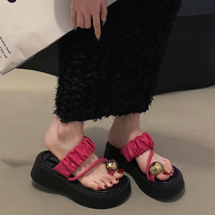 Slippers women's summer outer wear 2025 new thick-soled high-end feeling seaside beach beautiful French with skirt sandals