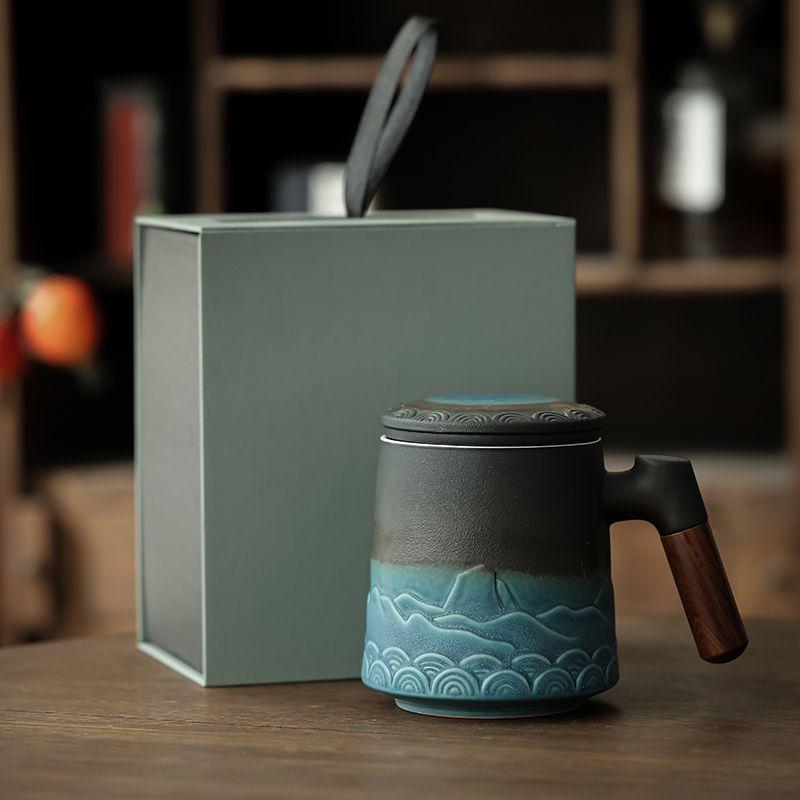 Handcrafted Ceramic Tea Mug with Infuser and Lid – 400ml Heat-Resistant Cup with Wooden Handle, Artistic Mountain Design