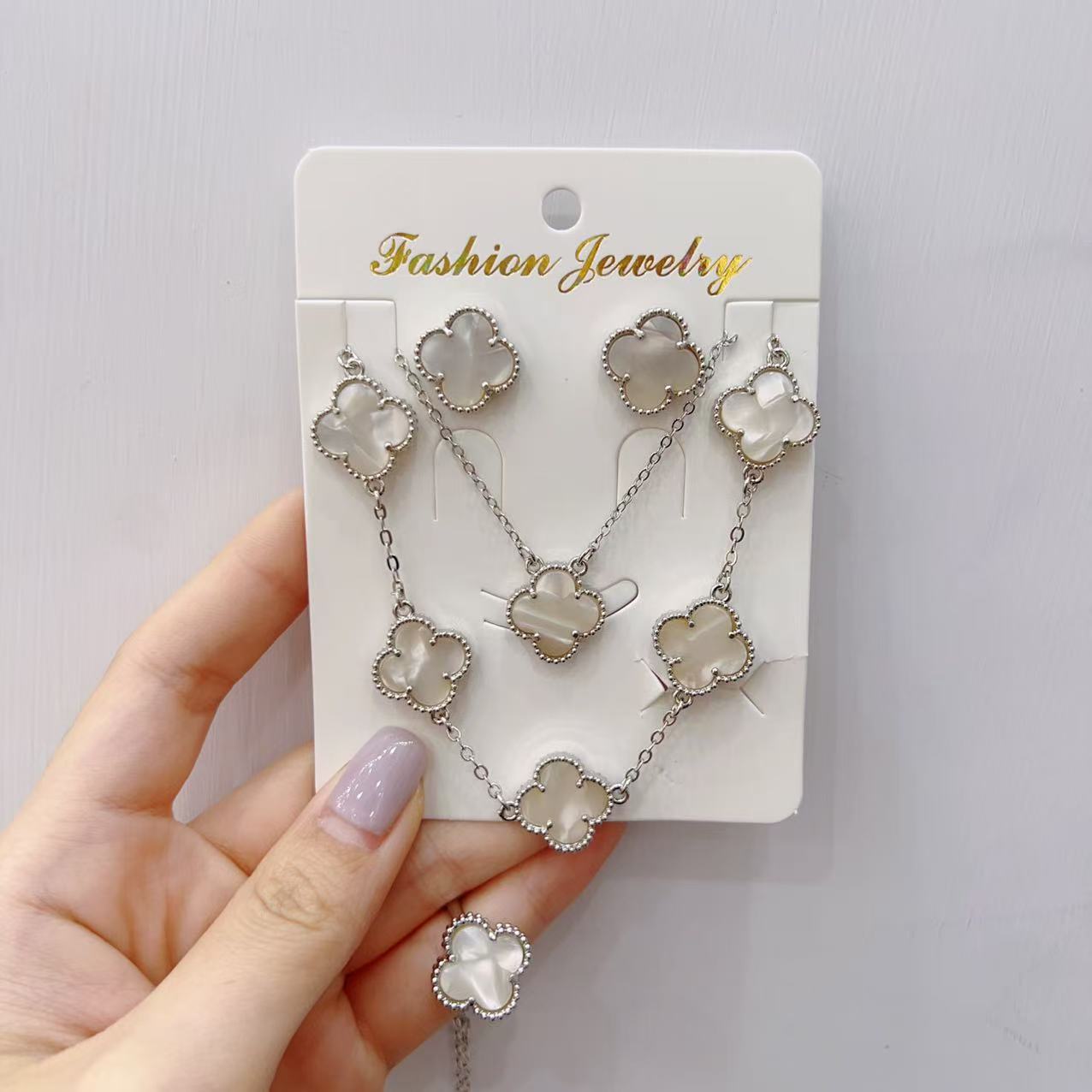 

Набор модной бижутерии из 5 предметов: браслет, ожерелье, серьги, кольцо, набор бижутерии