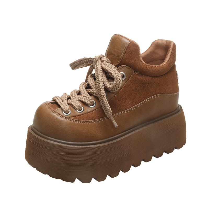The Inner Height of Thick-soled Birkenstocks Increases, and the New Winter Warm Coffee Muffin Is Small.