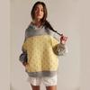 Graues Kapuzensweatshirt mit gelbem Kontrast und floraler Applikation