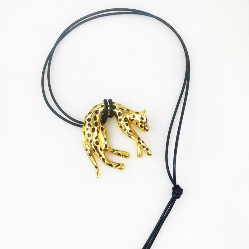 French Retro Red Gold Enamel Leopard Pendant Necklace For Women Luxury Niche Collarbone Chain Jewelry Accessories Gift
