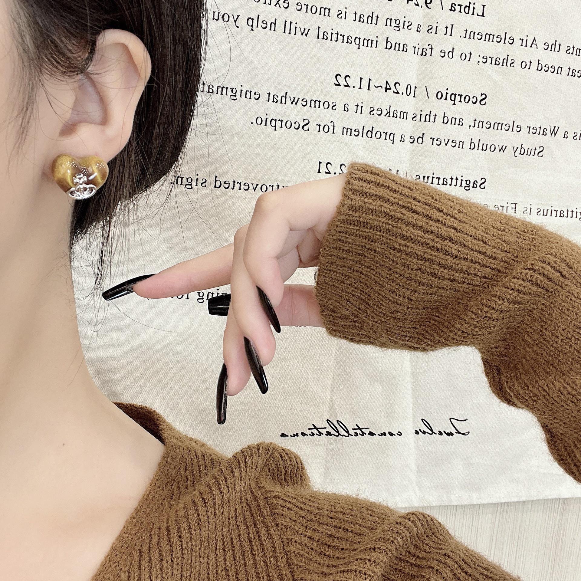 

Серьги в виде французских красных сердец 2024 года: Элегантные и роскошные эффектные украшения AE057 красный