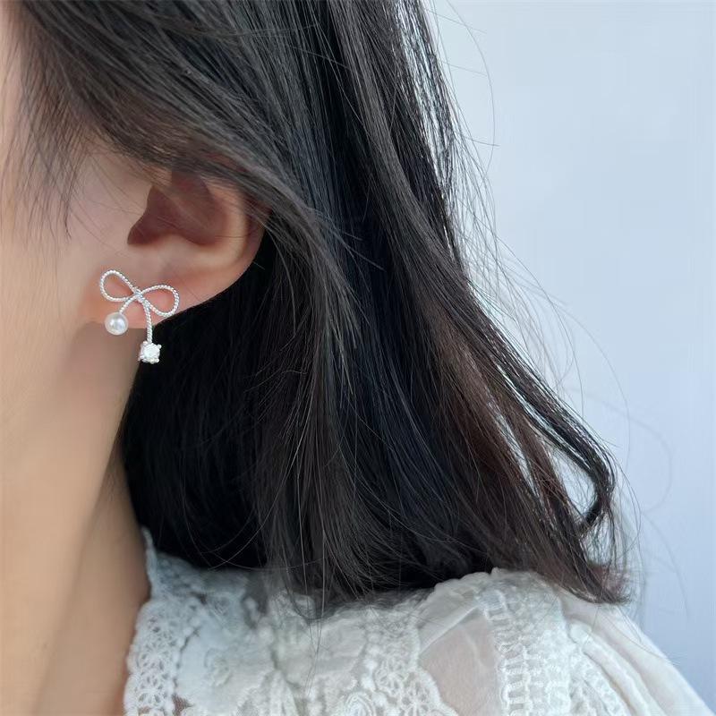 S Simple and stylish high-end earrings, earrings, small and delicate bow pearl stud earrings.