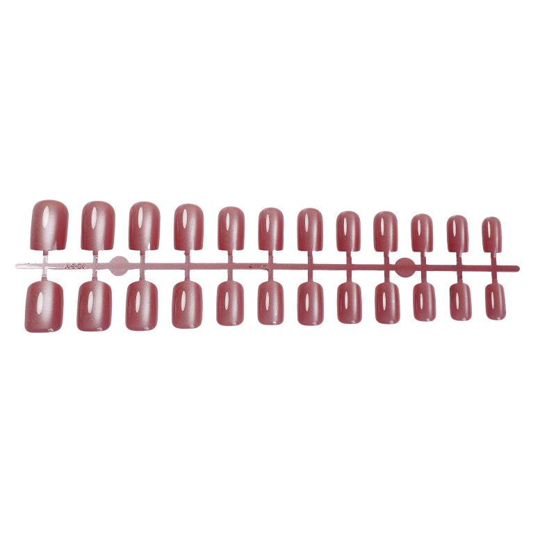 

Накладные ногти «кошачий глаз», улучшающие тон кожи, в популярных нюдовых градиентных цветах