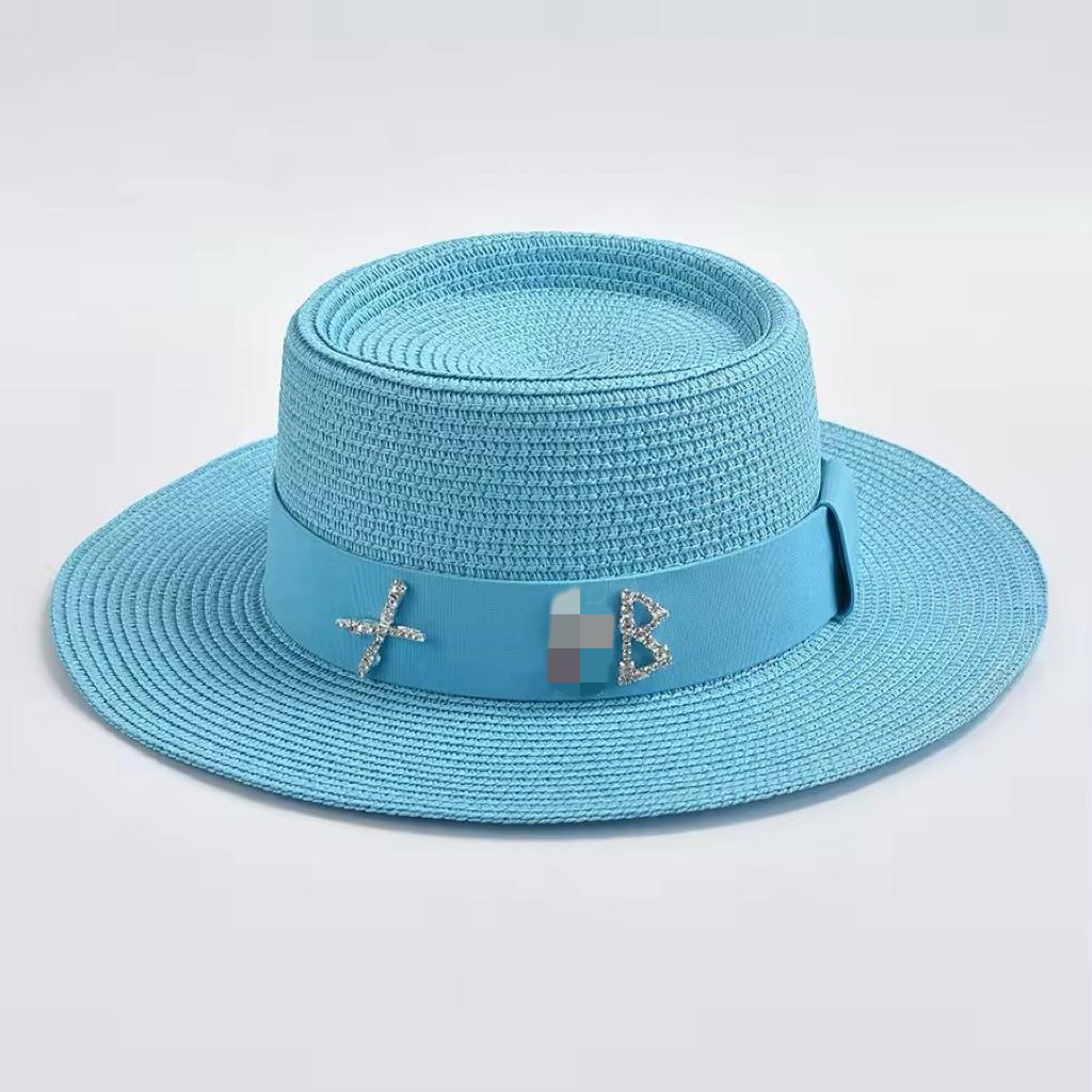 

Fashionable Metal XRB Letter Straw Hats for Women Summer Elegant Holidays Boater Hat Outdoor Beach Sun Hat One Size озеро синього кольору