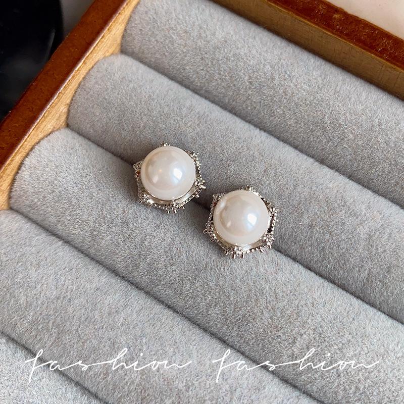 

Natural freshwater flat round pearl earrings femininity silver needle stud earrings temperament elegant versatile earrings simple tide
