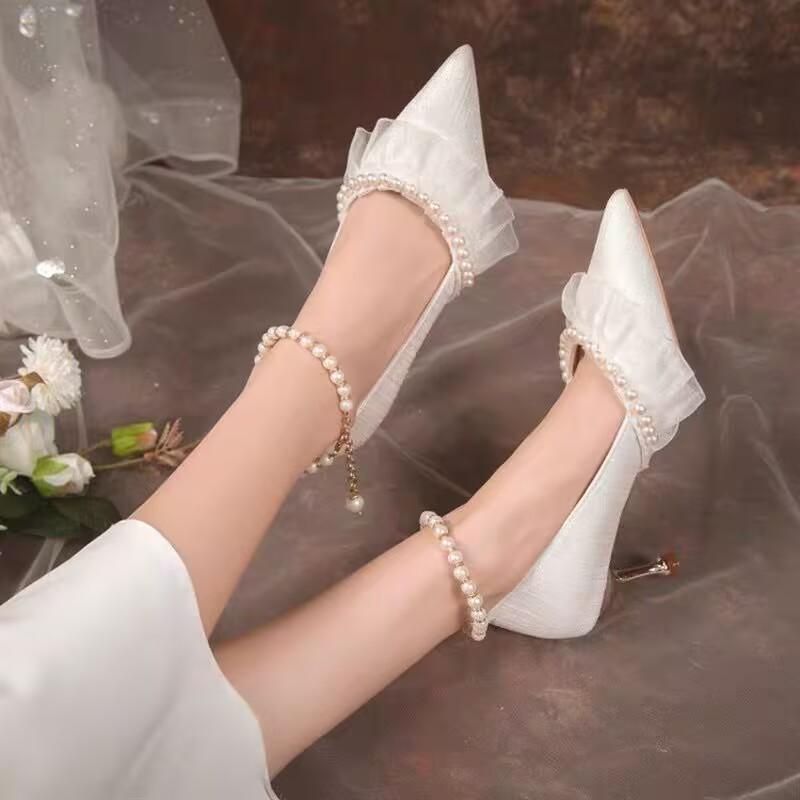 

2025 Летние роскошные шелковые белые свадебные туфли для женщин с ремешками на щиколотке и жемчугом, туфли-лодочки на высоком каблуке, женские туфли с острым носком и каблуком 40 белый