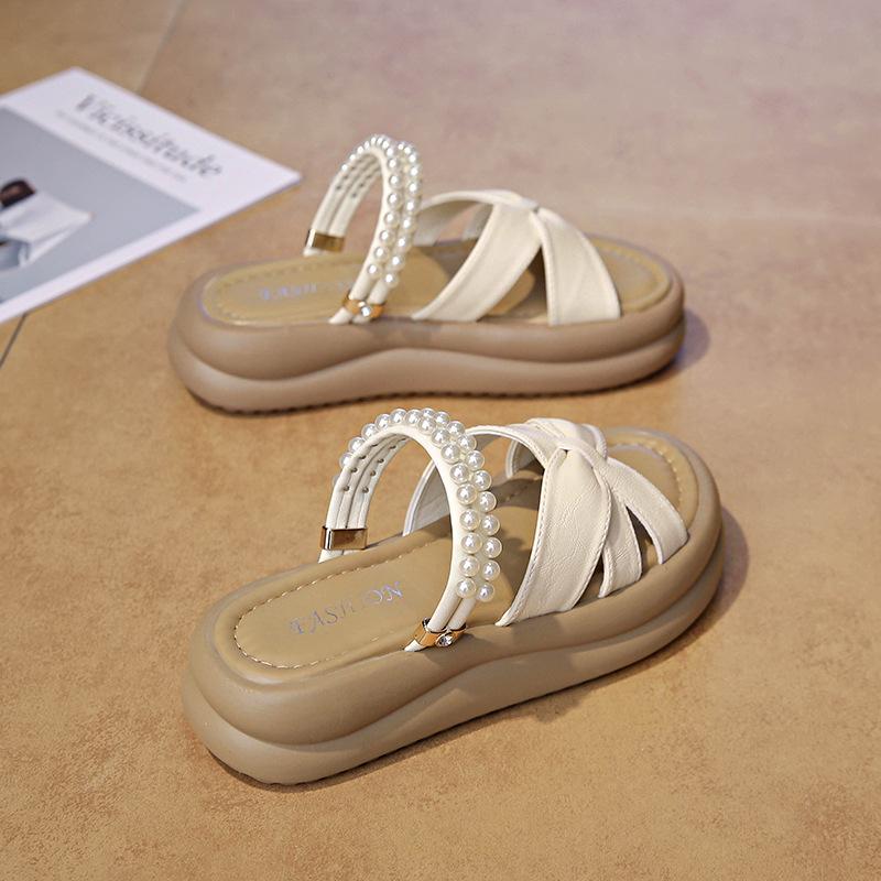 Pantoufles à plateforme muffin pour femmes à porter en été 2025, nouvelles pantoufles féeriques à hauteur, perles, deux façons de porter, plage, un mot, pantoufles cool