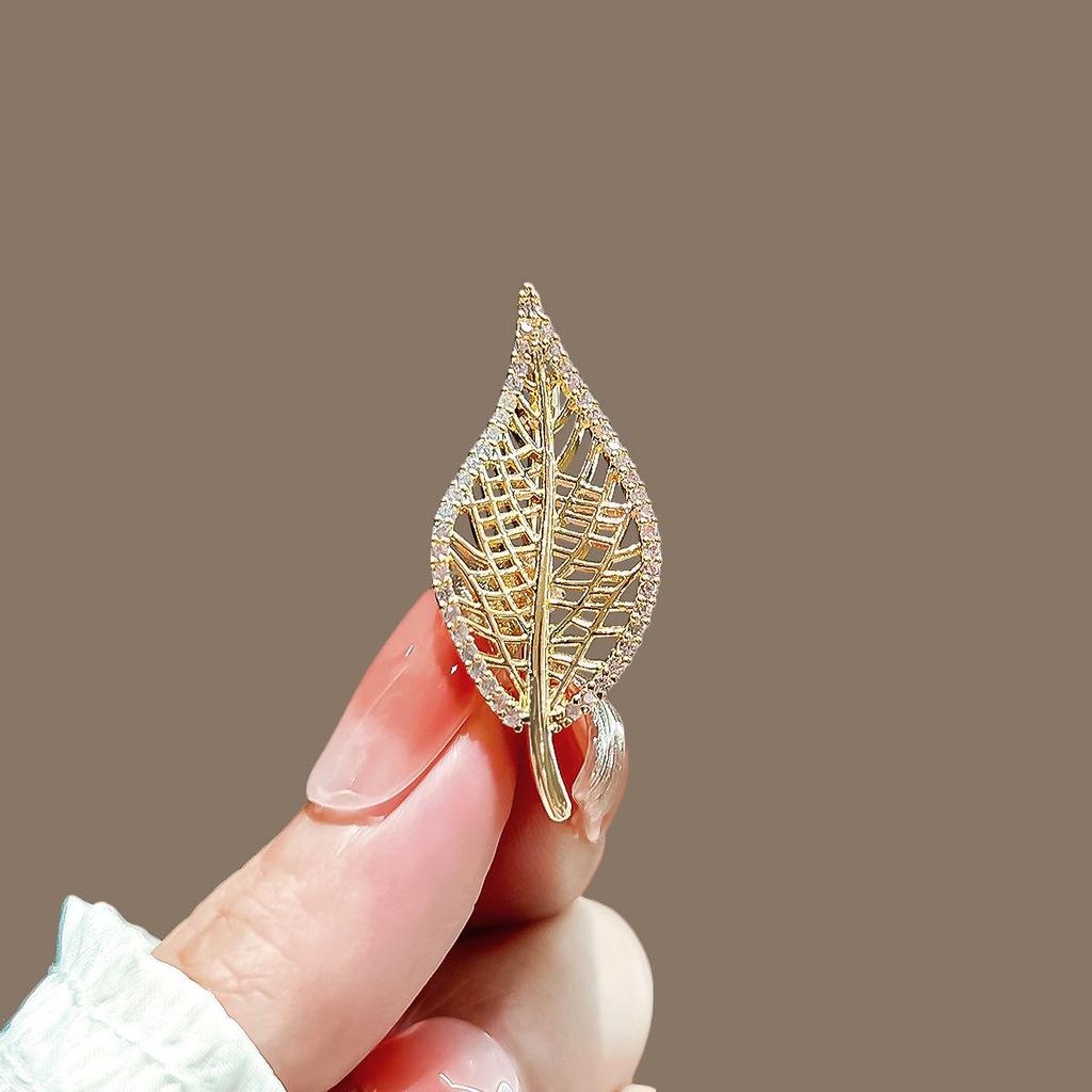 Elegant Pearl Brooch - High-End Minimalist Clothing Accessory
