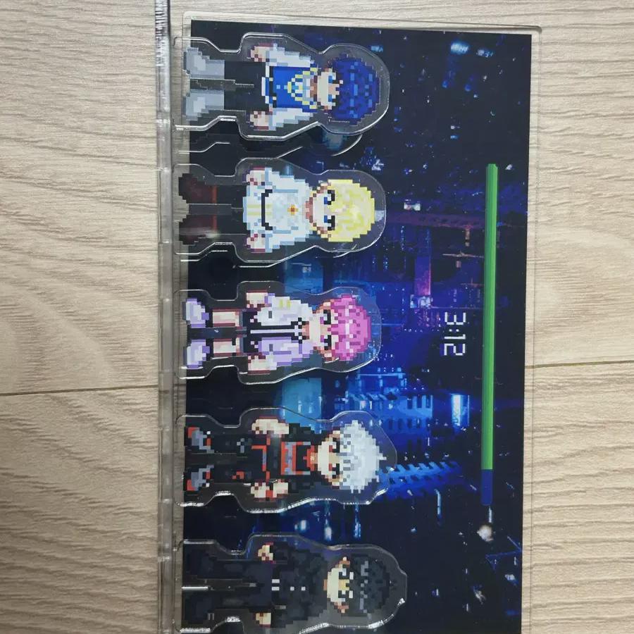 

Я оставлю акриловую подставку-диораму Plave в оригинальной упаковке.