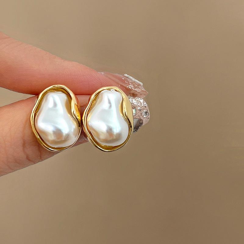 French Baroque Pearl Flower Tassel Earrings: Elegant Silver Needle Studs with a Light Luxury Touch