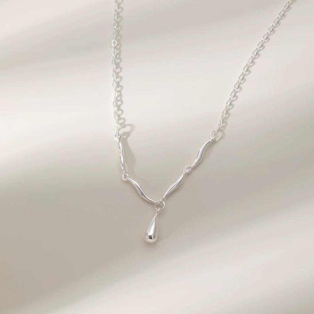 Elegant Water Drop Wave Necklace: Cool, Niche Design for Women with High-End Commute Style and Sophisticated Temperament