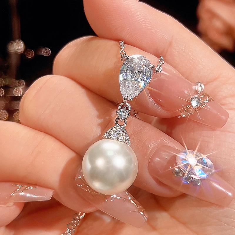 

Ювелирные изделия Медное основание Позолоченные Инкрустированные Белыми Бриллиантами Жемчуг Темпераментный Набор с Бахромой Женский 14 мм