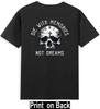 (Auf der Rückseite) Totenkopf-Stanzform mit Erinnerungen, nicht Träumen Vintage-T-Shirt