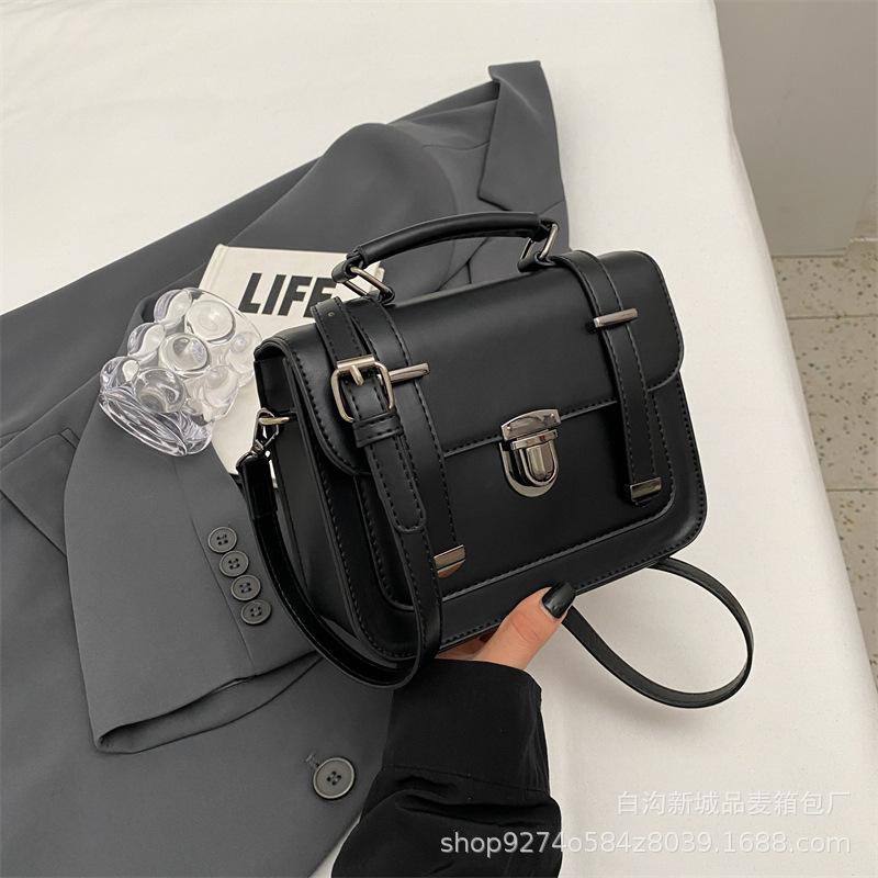

Niche design fashion small bag women s bag 2025 new trendy retro small square bag explosive crossbody Cambridge bag чёрный